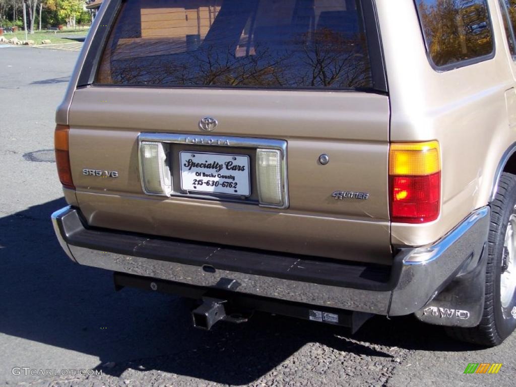 Sierra Beige Metallic Toyota Runner Sr V X Photo