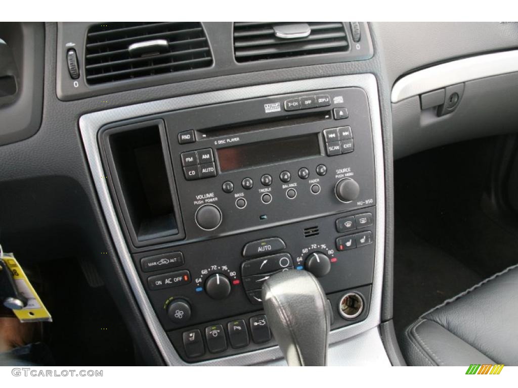 2009 Volvo S60 2.5T AWD Controls Photo #39117330