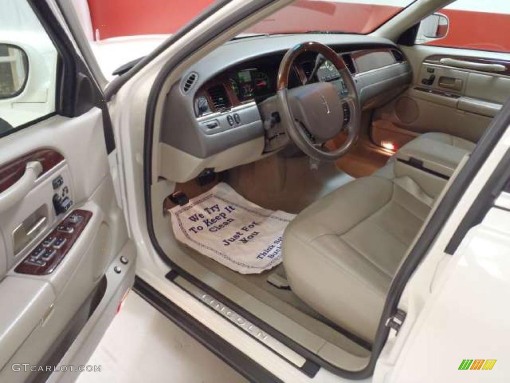 Medium Light Stone Interior 2006 Lincoln Town Car Signature Limited Photo #39125331