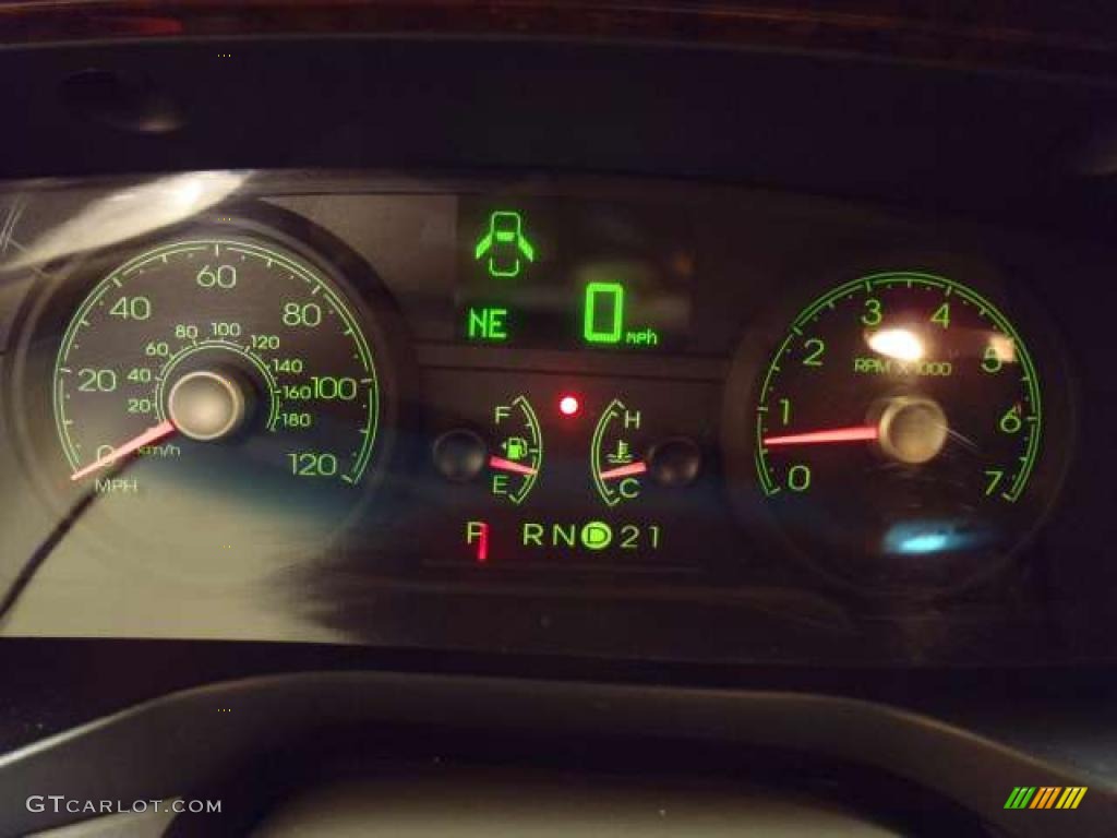 2006 Lincoln Town Car Signature Limited Gauges Photo #39125391