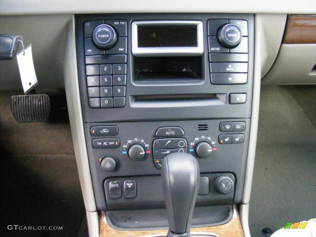 2005 Volvo XC90 2.5T Controls Photo #39126479