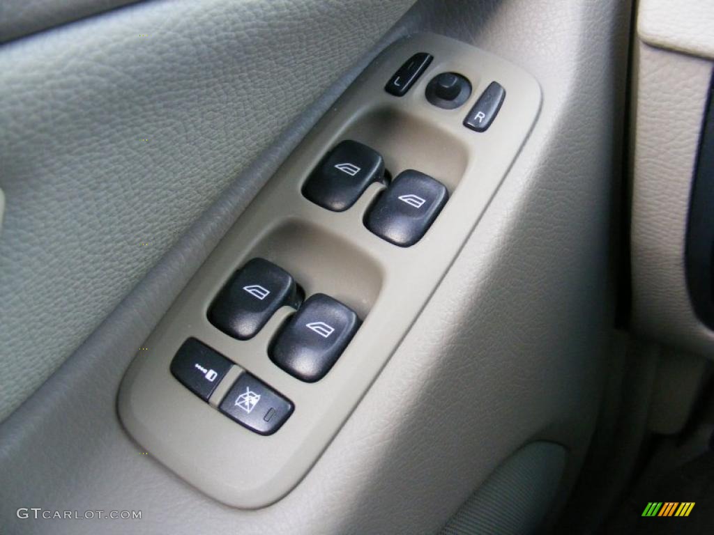 2005 Volvo XC90 2.5T Controls Photo #39126563