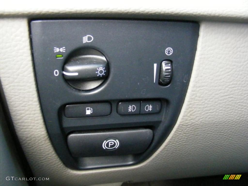 2005 Volvo XC90 2.5T Controls Photo #39126591