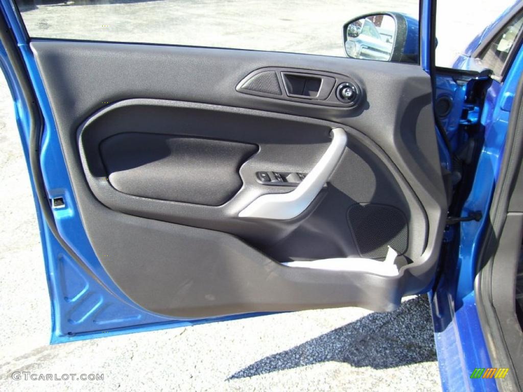 2011 Ford Fiesta SE Sedan Charcoal Black/Blue Cloth Door Panel Photo #39127335