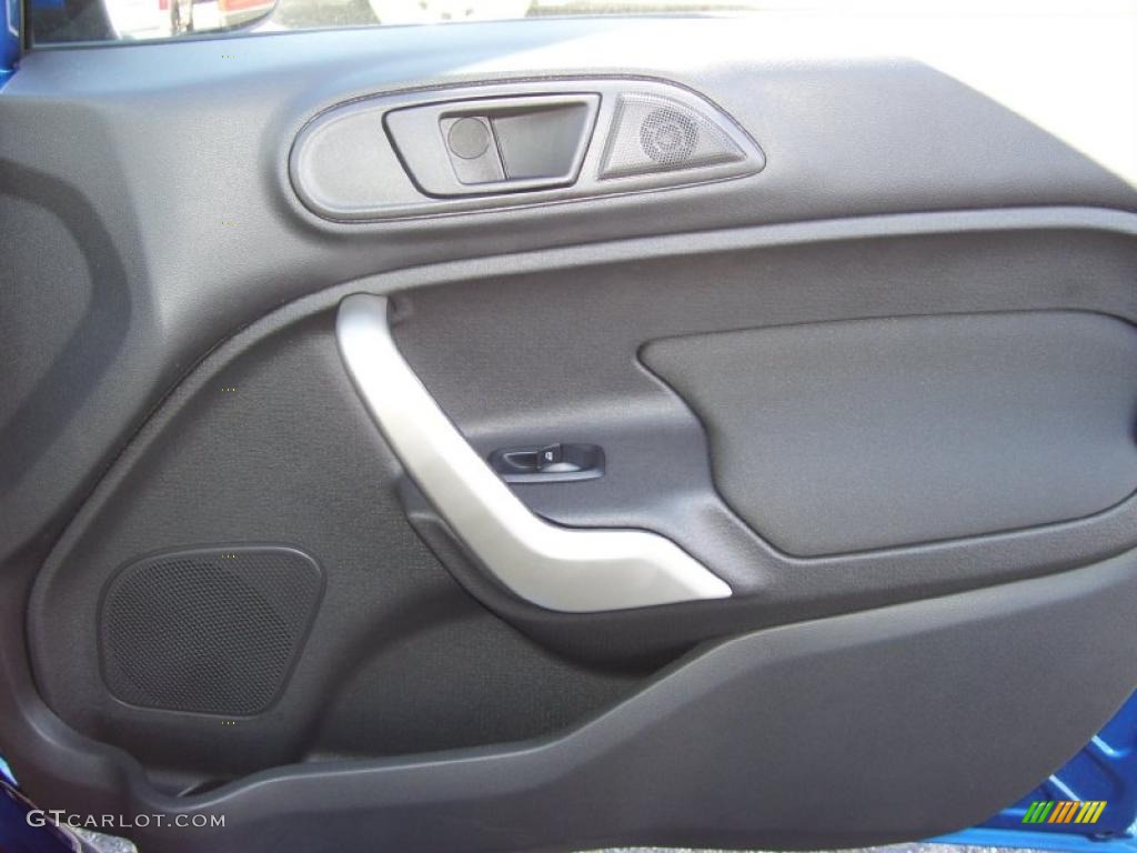 2011 Ford Fiesta SE Sedan Charcoal Black/Blue Cloth Door Panel Photo #39127351