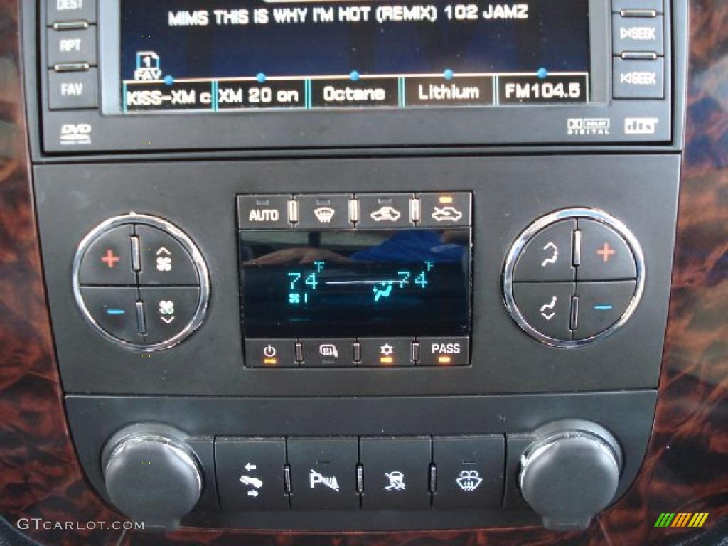 2007 GMC Sierra 1500 Denali Crew Cab 4WD Controls Photo #39127451