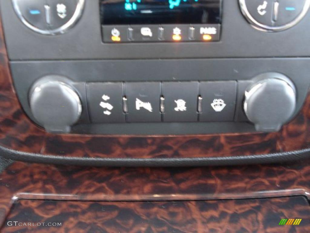 2007 GMC Sierra 1500 Denali Crew Cab 4WD Controls Photo #39127467