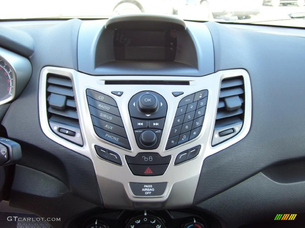 2011 Ford Fiesta SE Hatchback Controls Photo #39128675