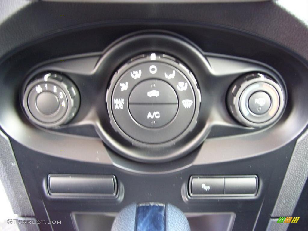 2011 Ford Fiesta SE Hatchback Controls Photo #39128699