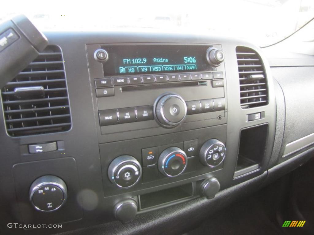 2008 GMC Sierra 3500HD SLE Crew Cab 4x4 Controls Photo #39130103