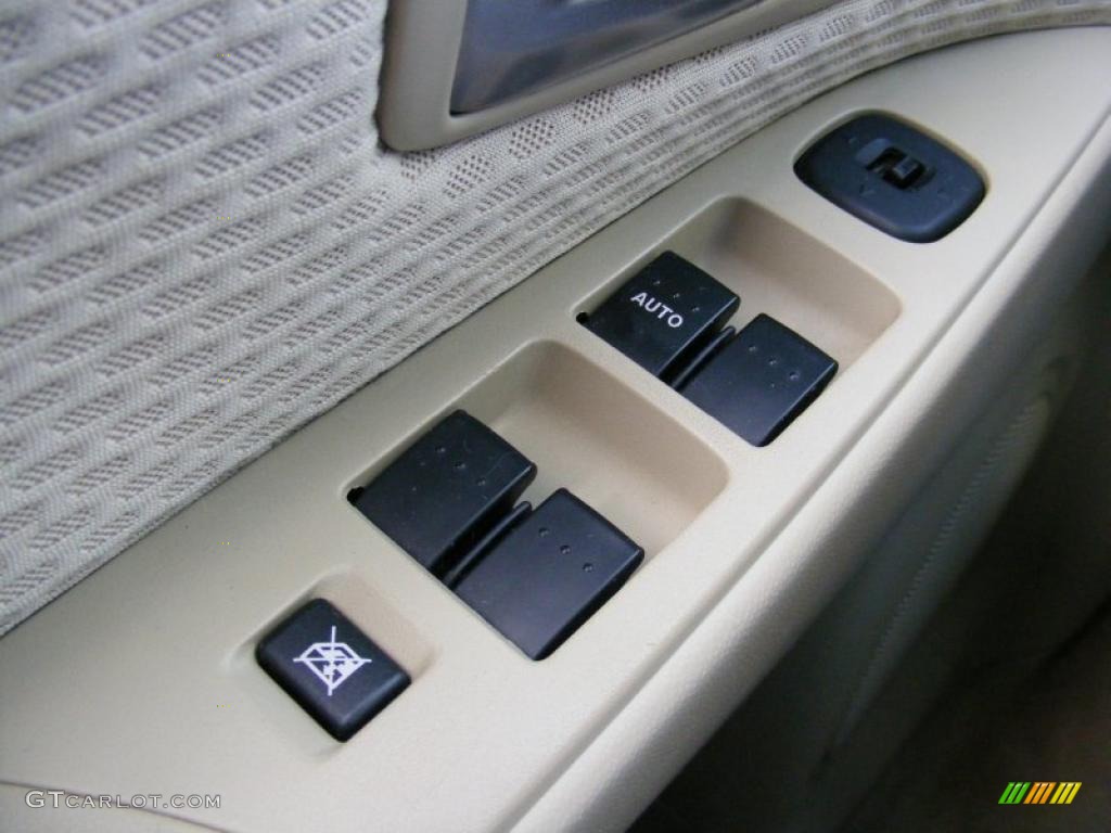 2004 Mazda MAZDA3 i Sedan Controls Photo #39137938