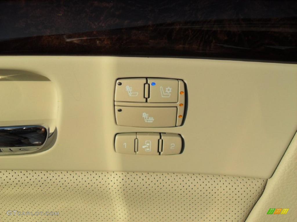 2011 Cadillac DTS Premium Controls Photo #39137986