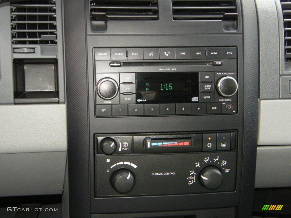 2008 Dodge Durango SXT Controls Photo #39142066