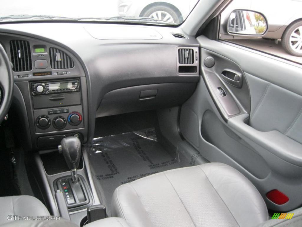 2004 Hyundai Elantra GT Hatchback Dark Gray Dashboard Photo #39143766