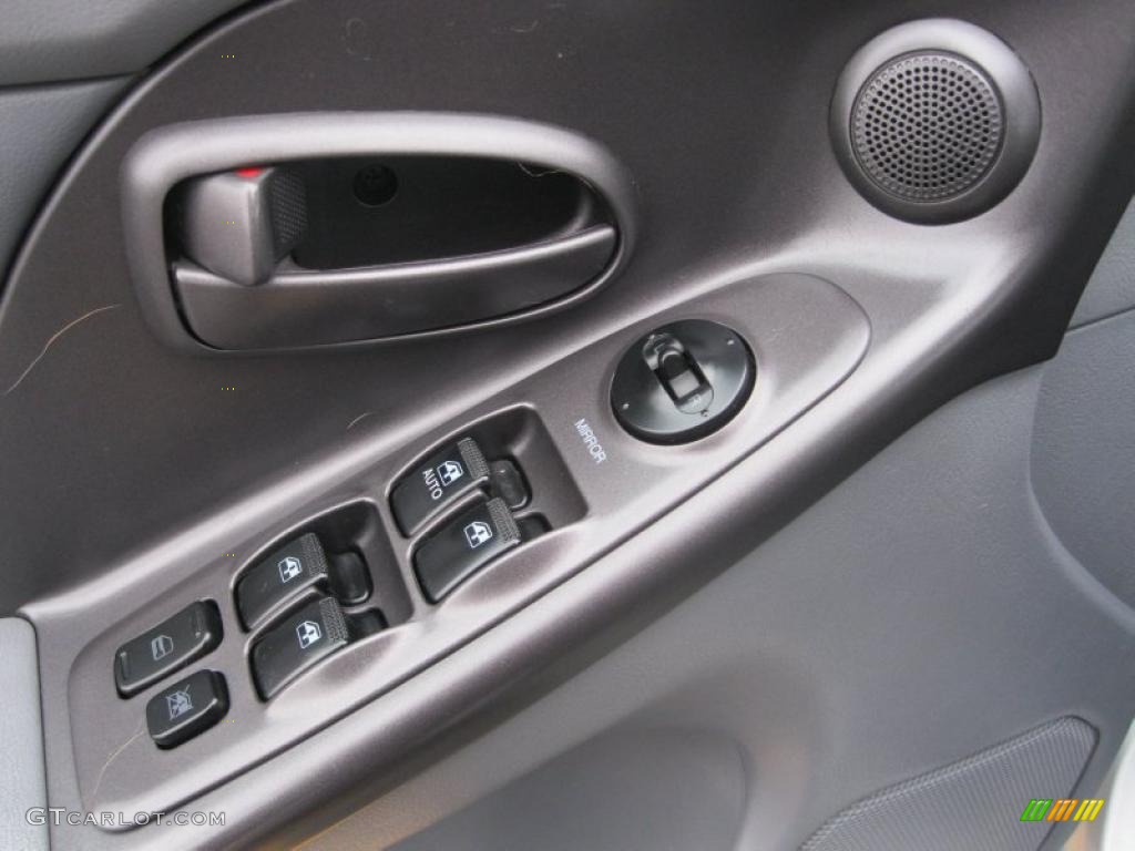 2004 Hyundai Elantra GT Hatchback Controls Photo #39143838
