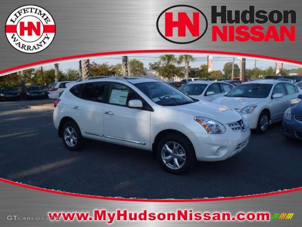 2011 Rogue SV - Pearl White / Gray photo #1