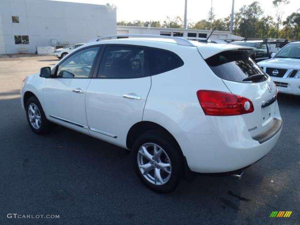 2011 Rogue SV - Pearl White / Gray photo #3