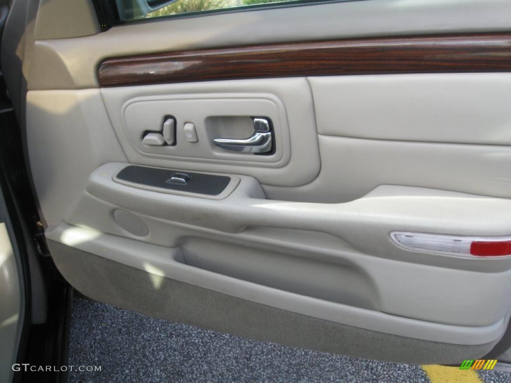1999 Cadillac DeVille Sedan Neutral Shale Door Panel Photo #39156849