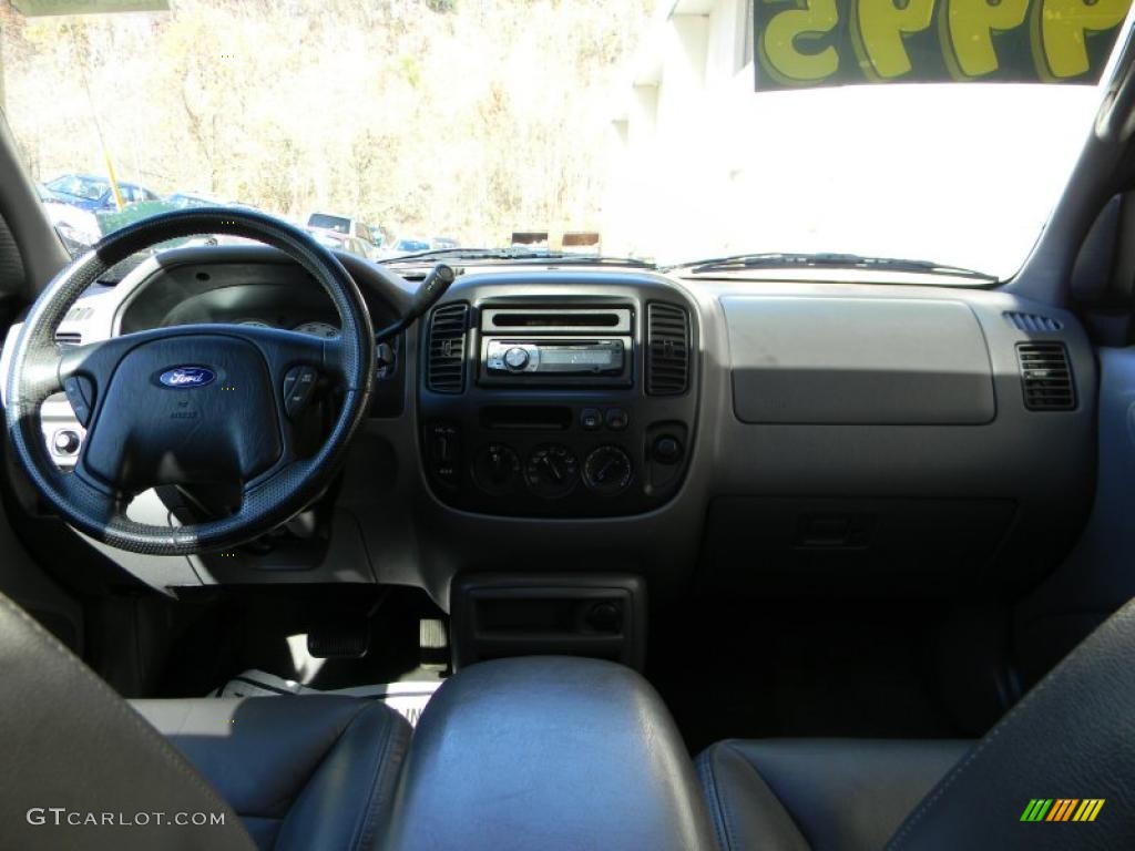 2002 Escape XLT V6 4WD - Black Clearcoat / Medium Graphite photo #23
