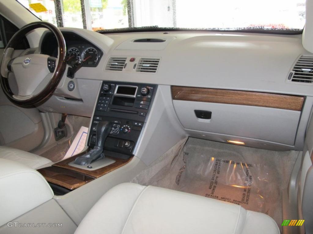 2005 Volvo XC90 V8 AWD Taupe/Light Taupe Dashboard Photo #39161534