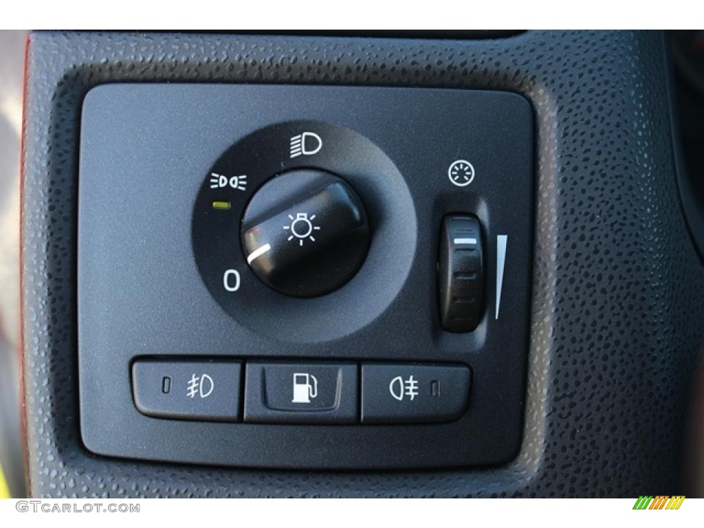 2005 Volvo V50 T5 Controls Photo #39166750