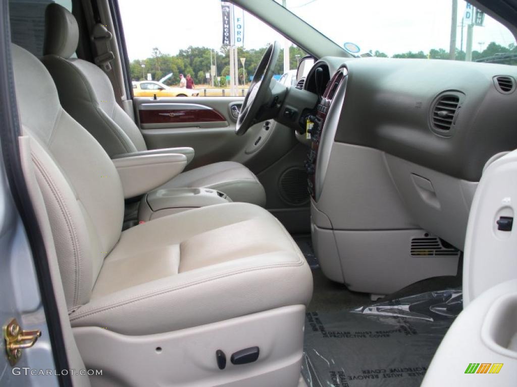 Dark Khaki/Light Graystone Interior 2007 Chrysler Town & Country Limited Photo #39167026