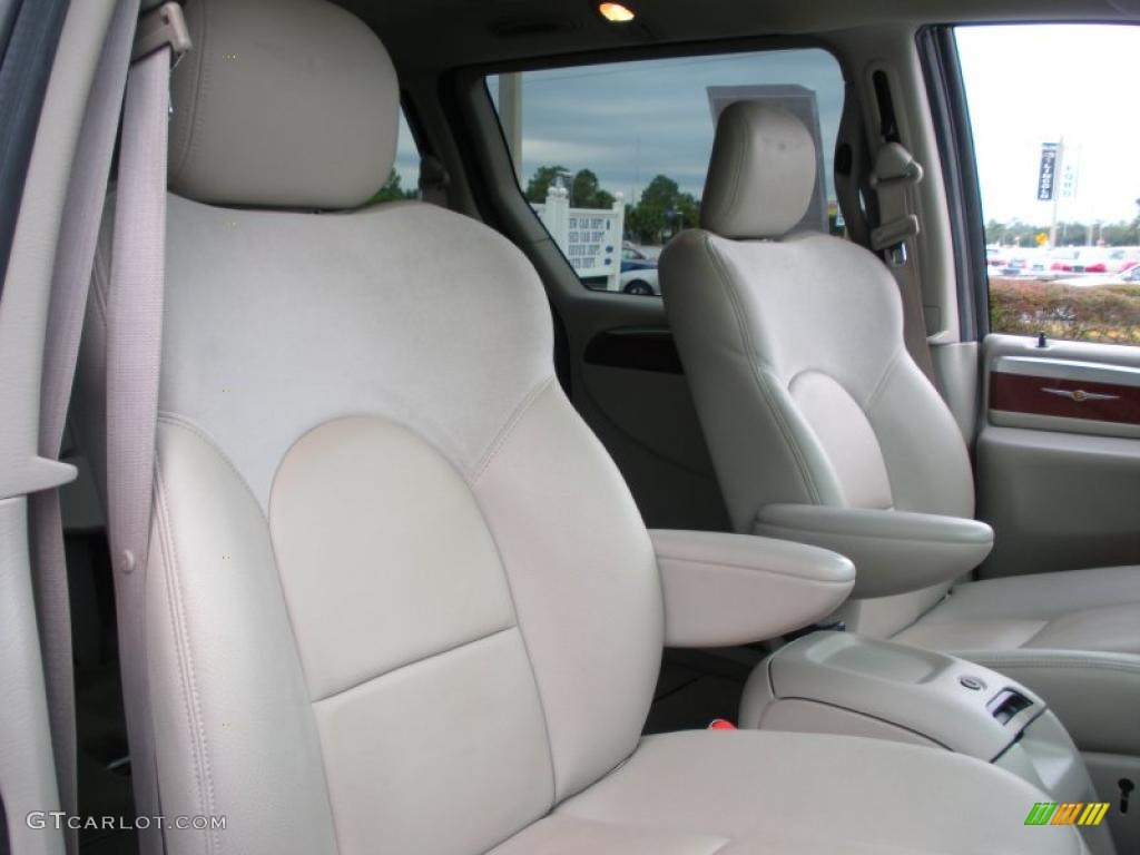 Dark Khaki/Light Graystone Interior 2007 Chrysler Town & Country Limited Photo #39167042