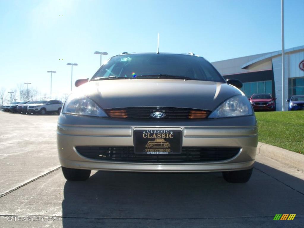 2001 Focus SE Wagon - Jackpot Gold Metallic / Medium Pebble photo #2