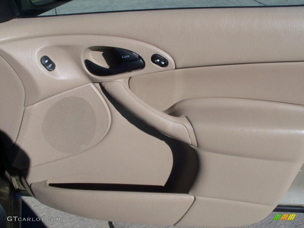 2001 Ford Focus SE Wagon Medium Pebble Door Panel Photo #39169146
