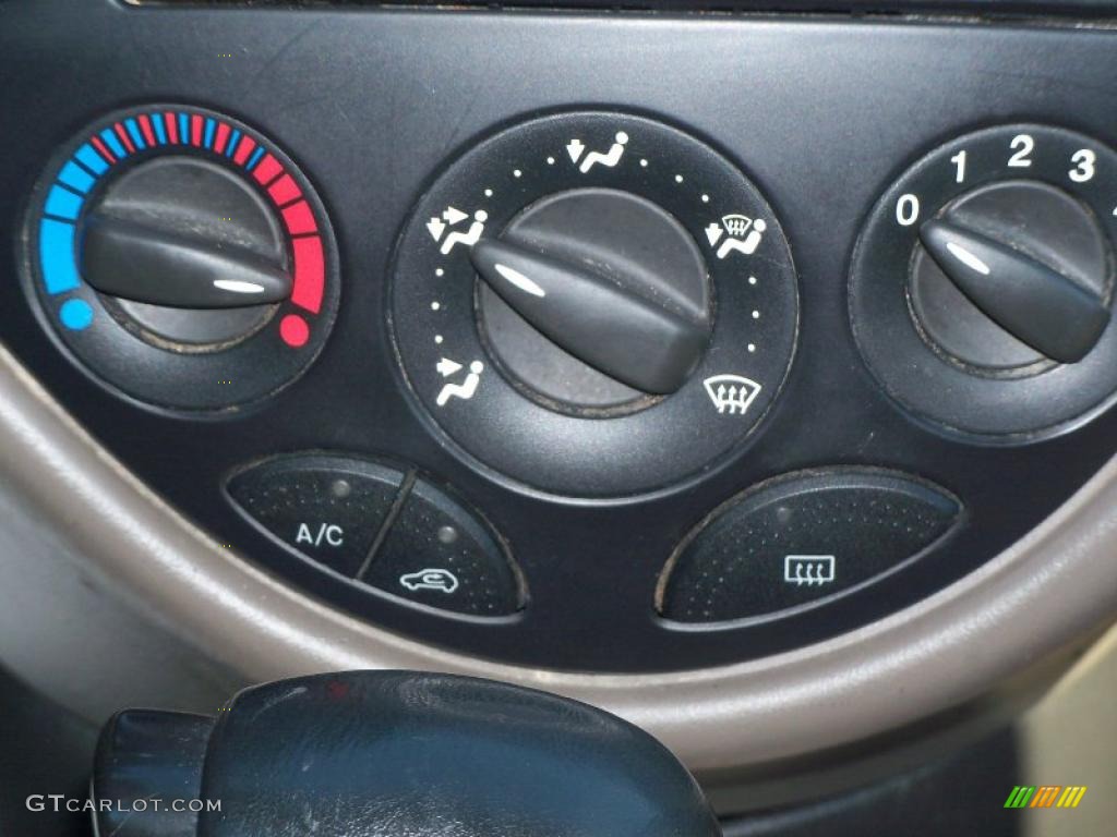 2001 Ford Focus SE Wagon Controls Photo #39169286