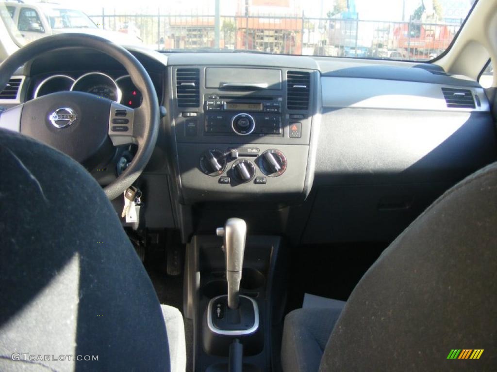 2010 Nissan Versa 1.8 S Sedan Charcoal Dashboard Photo #39172742