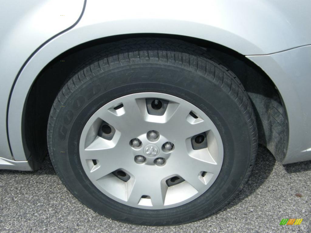 2005 Dodge Magnum SE Wheel Photos