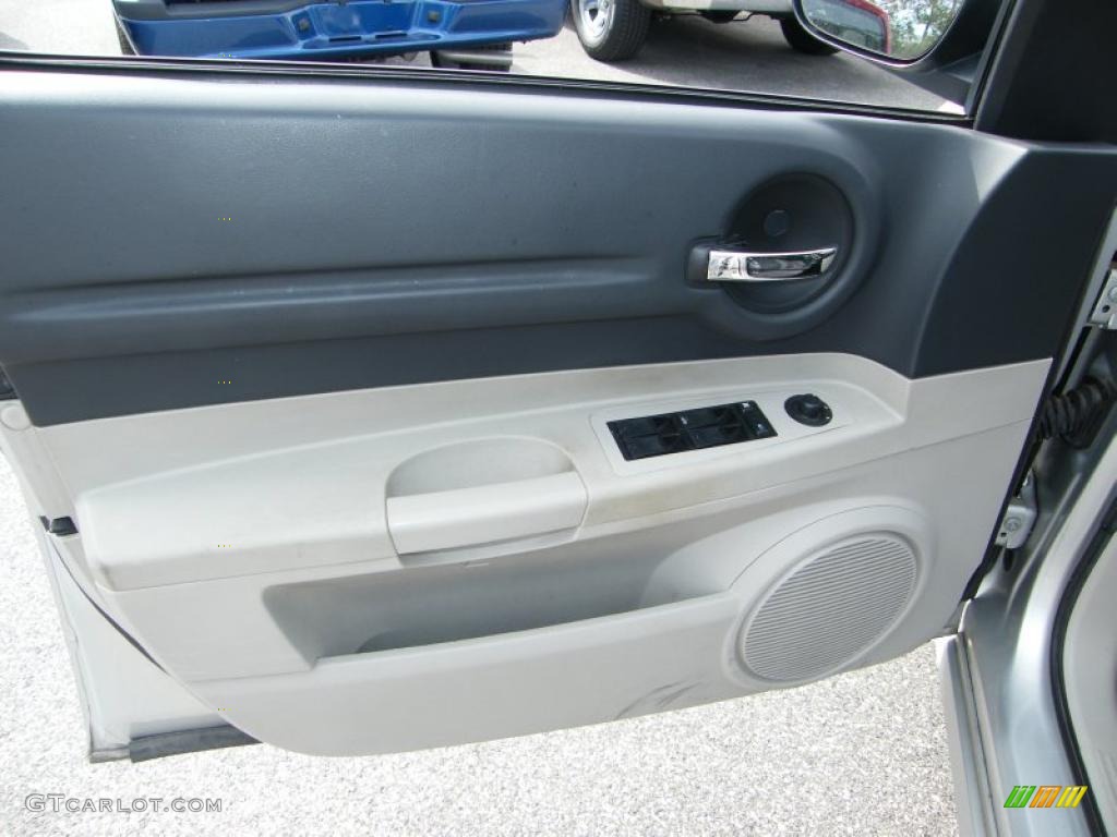 2005 Dodge Magnum SE Dark Slate Gray/Light Graystone Door Panel Photo #39180399
