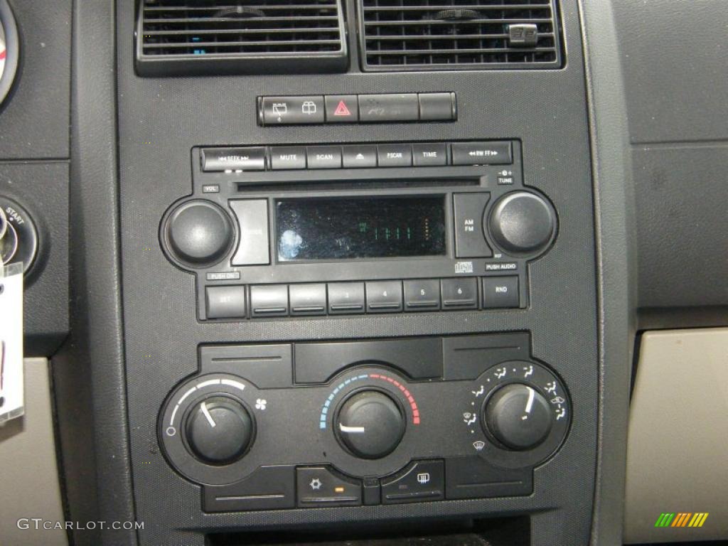 2005 Dodge Magnum SE Controls Photo #39180443