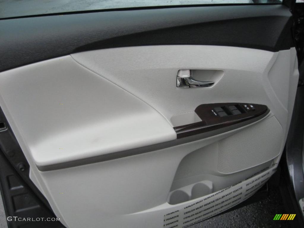 2011 Toyota Venza I4 Light Gray Door Panel Photo #39181311