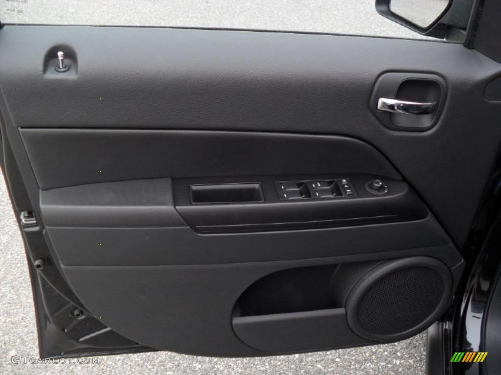 2011 Jeep Patriot Latitude Dark Slate Gray Door Panel Photo #39182591