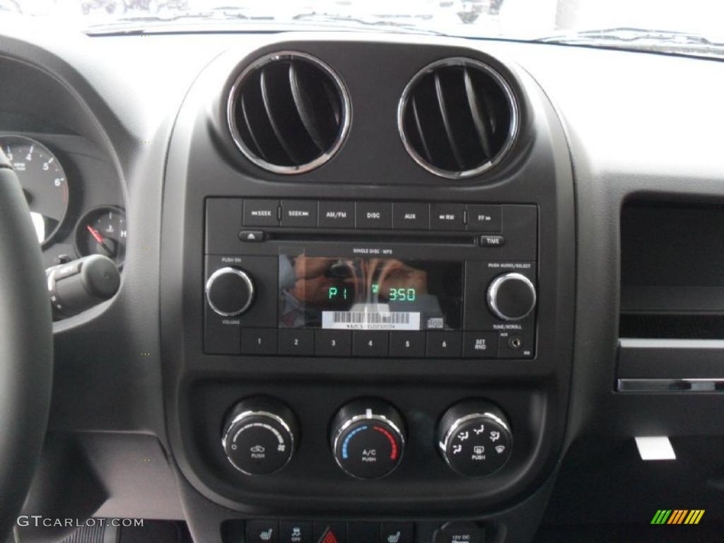 2011 Jeep Patriot Latitude Controls Photo #39182619