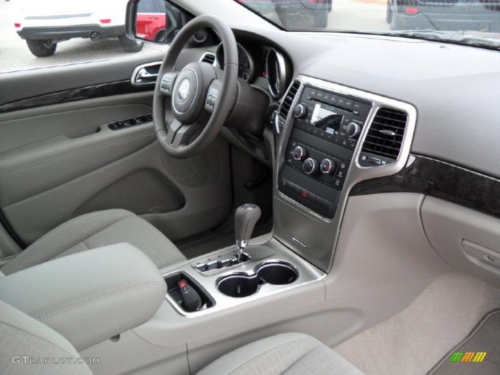 2011 Grand Cherokee Laredo - Brilliant Black Crystal Pearl / Dark Graystone/Medium Graystone photo #22