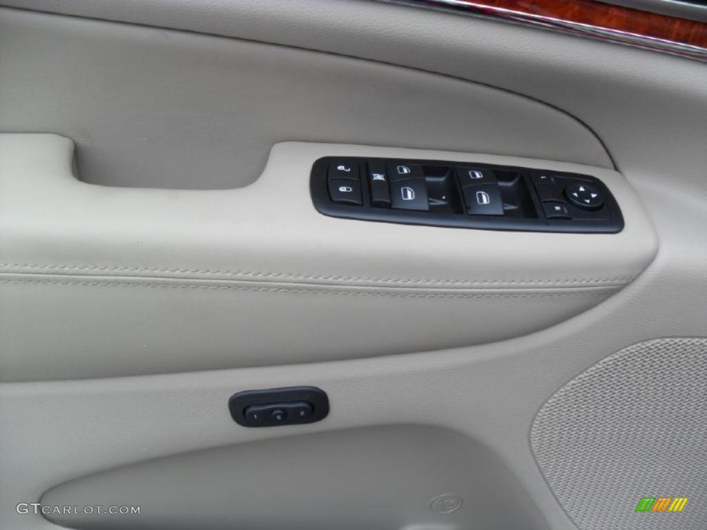 2011 Jeep Grand Cherokee Overland 4x4 Dark Frost Beige/Light Frost Beige Door Panel Photo #39186027