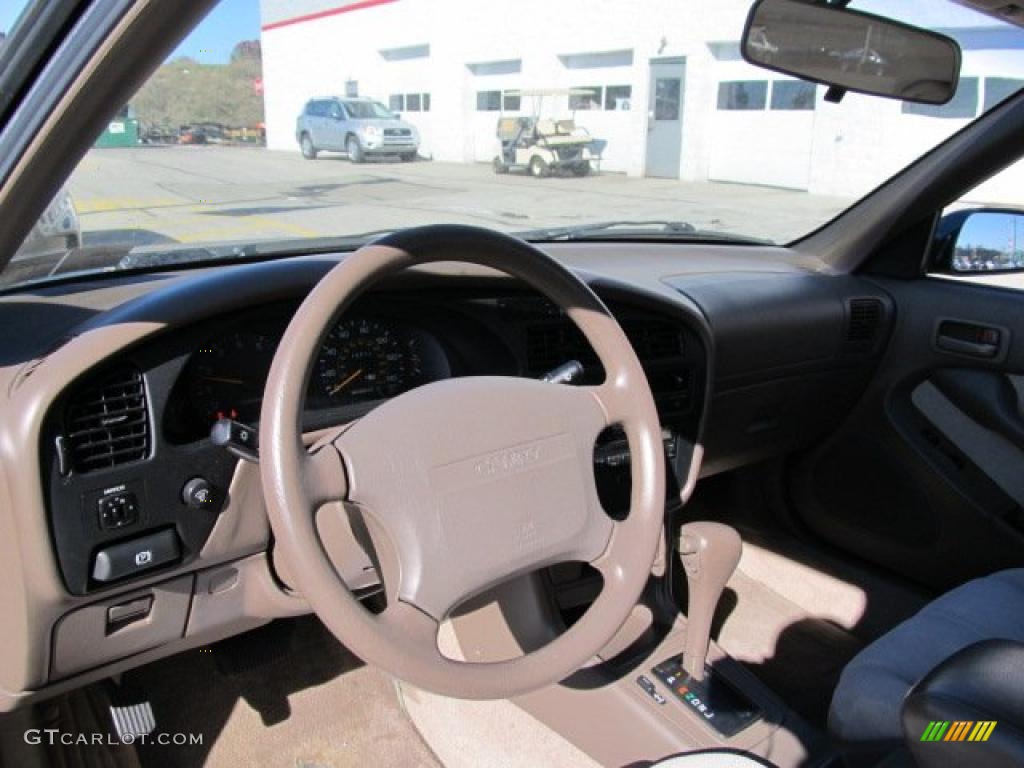 1996 Camry LE V6 Sedan - Dark Emerald Green Metallic / Beige photo #11