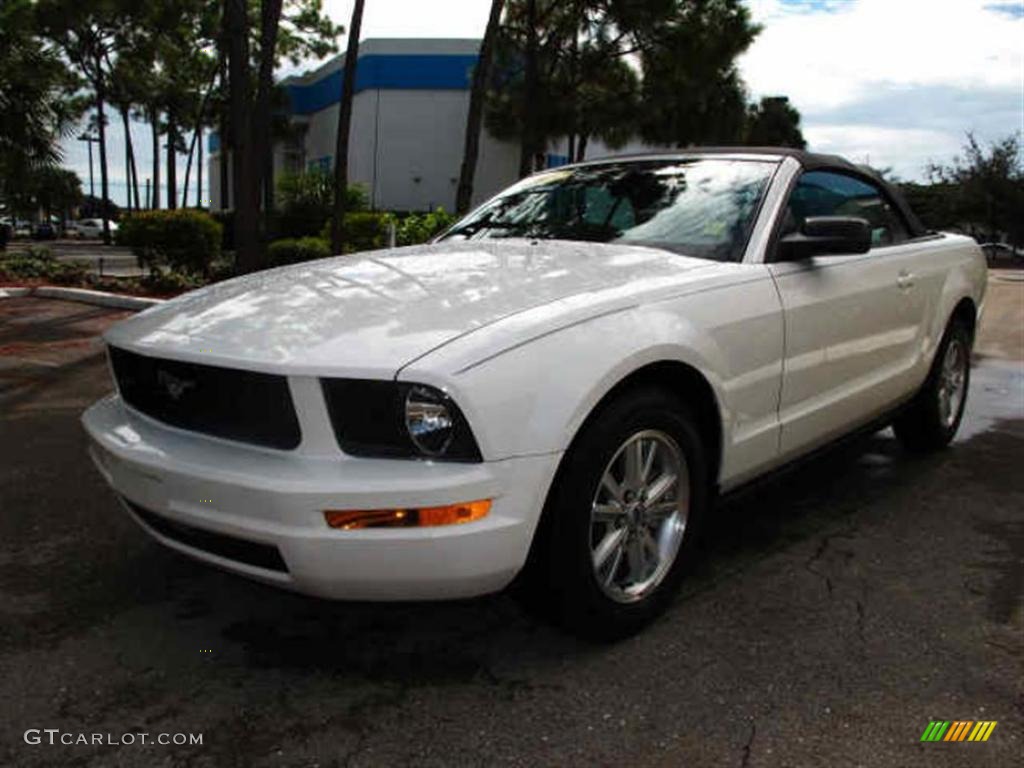 2008 Mustang V6 Deluxe Convertible - Performance White / Light Graphite photo #6