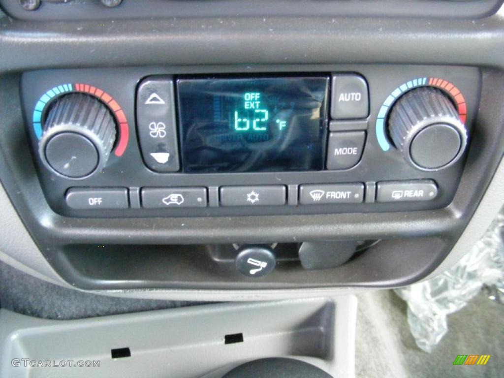 2002 Chevrolet TrailBlazer EXT LT 4x4 Controls Photo #39189975