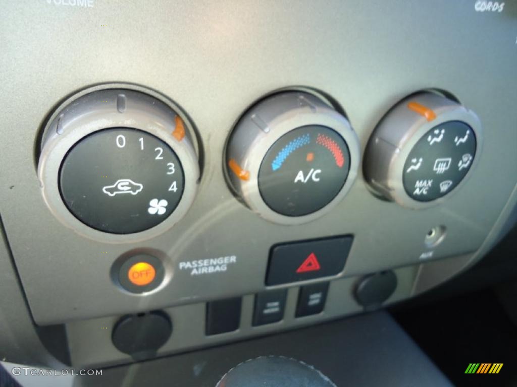 2004 Nissan Titan SE King Cab Controls Photo #39193511