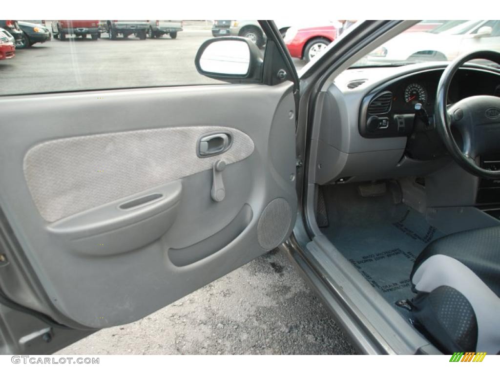 Gray Interior 2002 Kia Spectra Sedan Photo #39196023