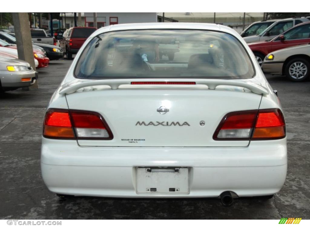 1999 Nissan Maxima SE Marks and Logos Photos
