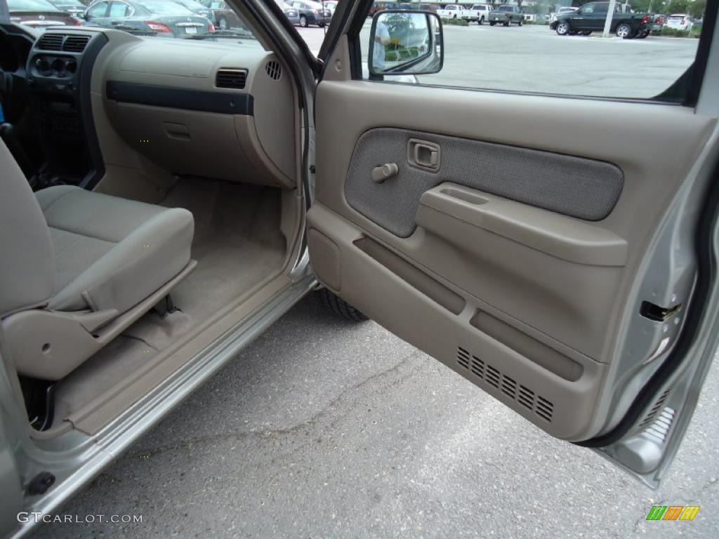 Beige Interior 2002 Nissan Frontier XE King Cab Photo #39199399