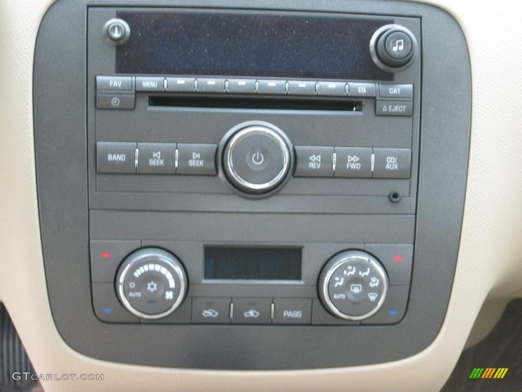 2011 Buick Lucerne CXL Controls Photo #39201391