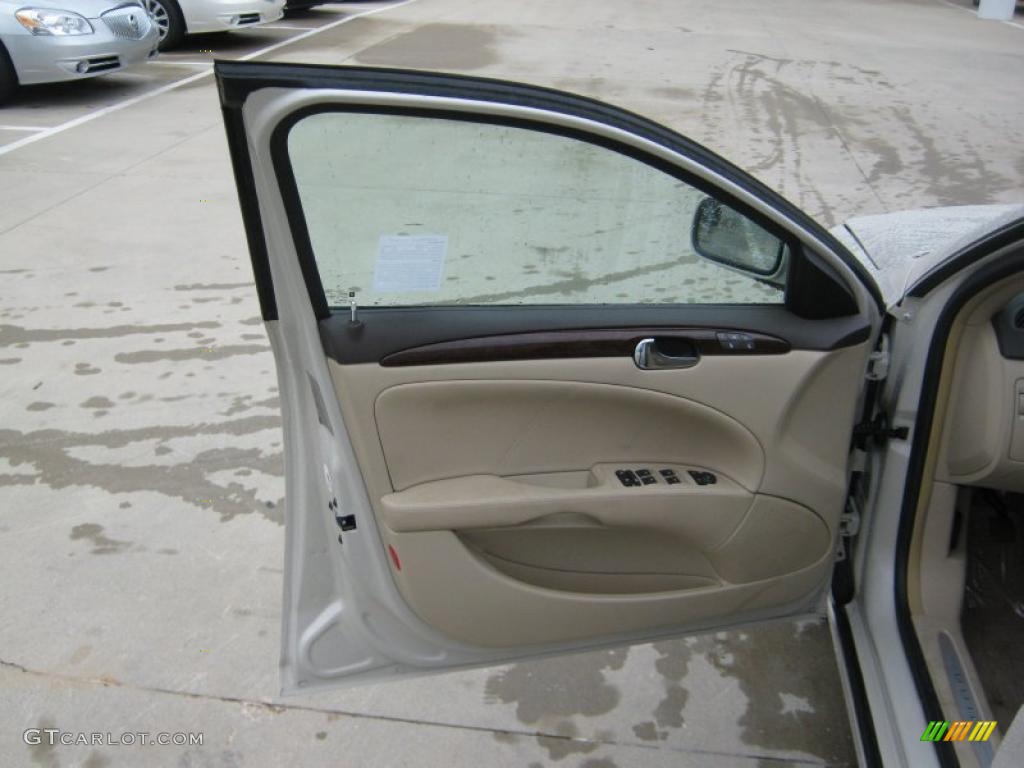 2011 Buick Lucerne CXL Cocoa/Cashmere Door Panel Photo #39201503