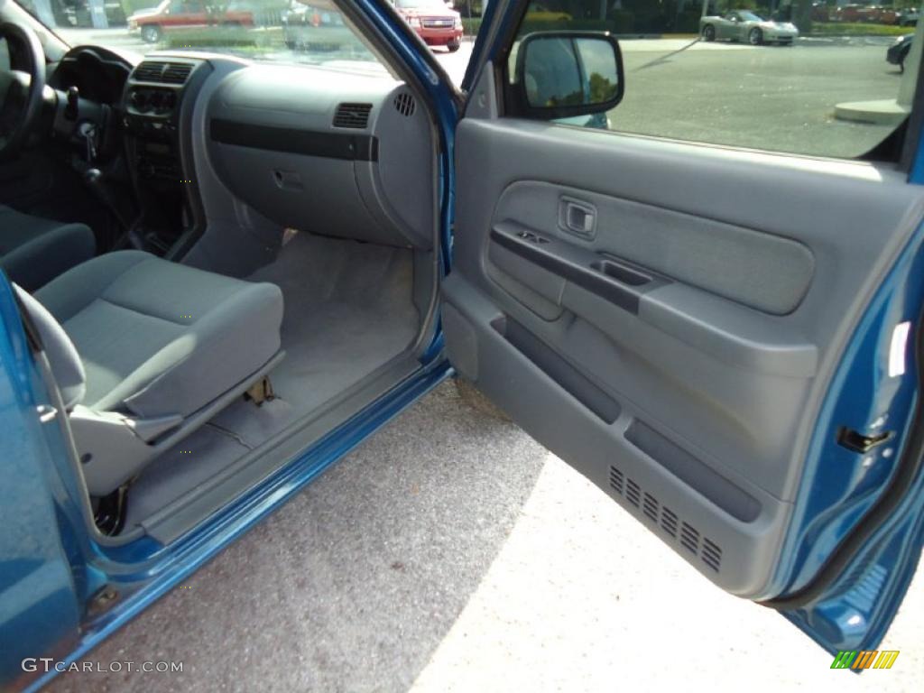 Gray Interior 2004 Nissan Frontier XE King Cab Photo #39201531