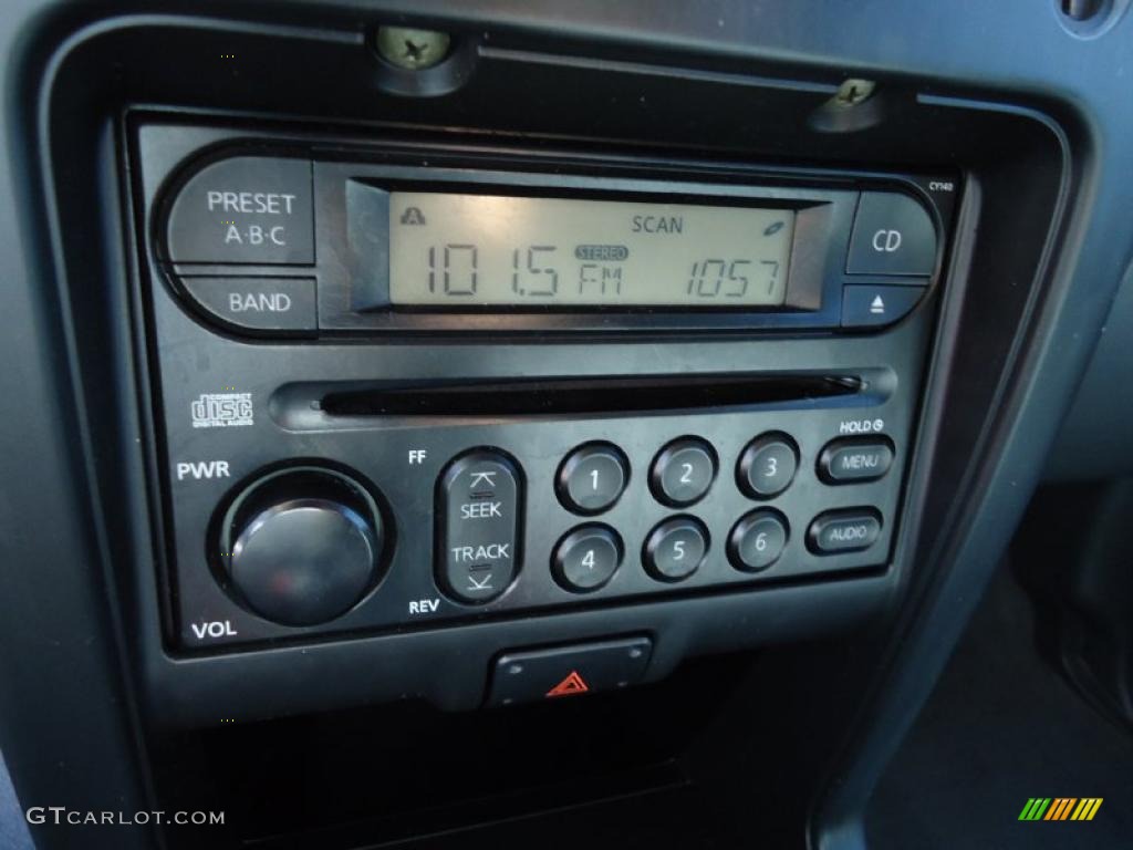 2004 Nissan Frontier XE King Cab Controls Photo #39201763